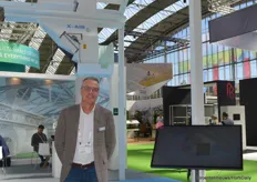 It’s a combination of the Airmix of Van der Ende and the X-Air of Dalsem. The combined techniques offer a solution for semi-closed greenhouses. "Optimizing light use with the best plant balance" (hortidaily.com) In the picture: Denis Dullemans (Dalsem.
